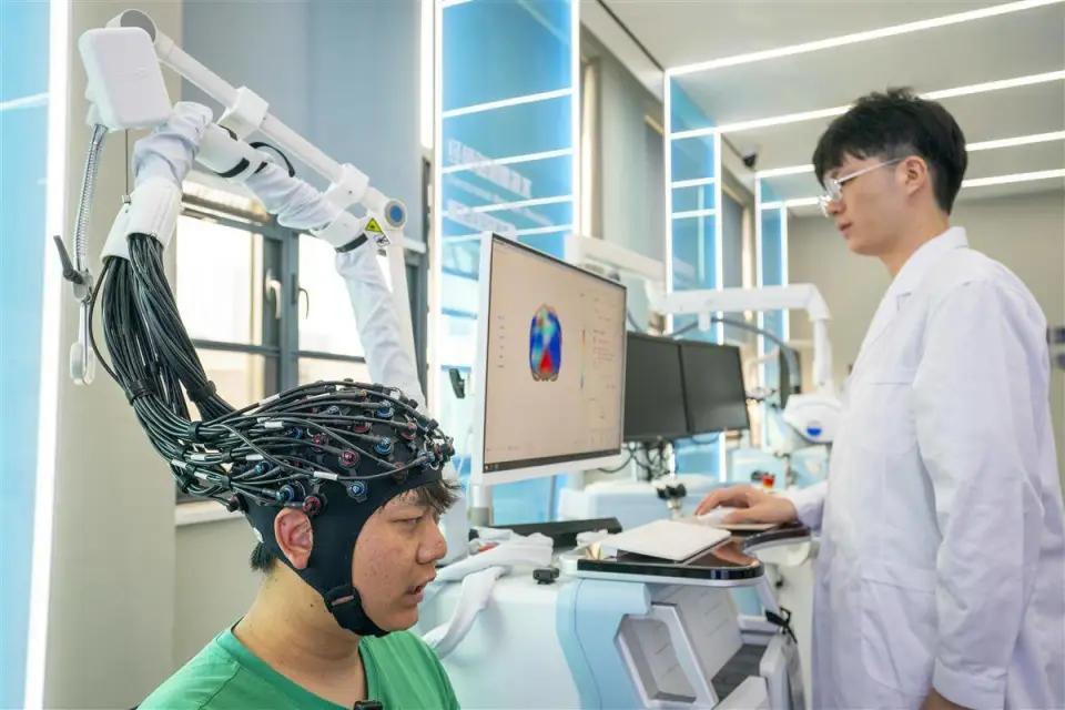 双向脑机接口同步恢复患者行走与感觉
