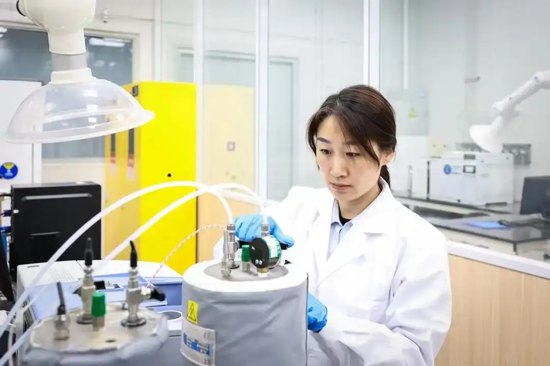 硅基量子芯片核心材料高丰度硅-28实现自主量产